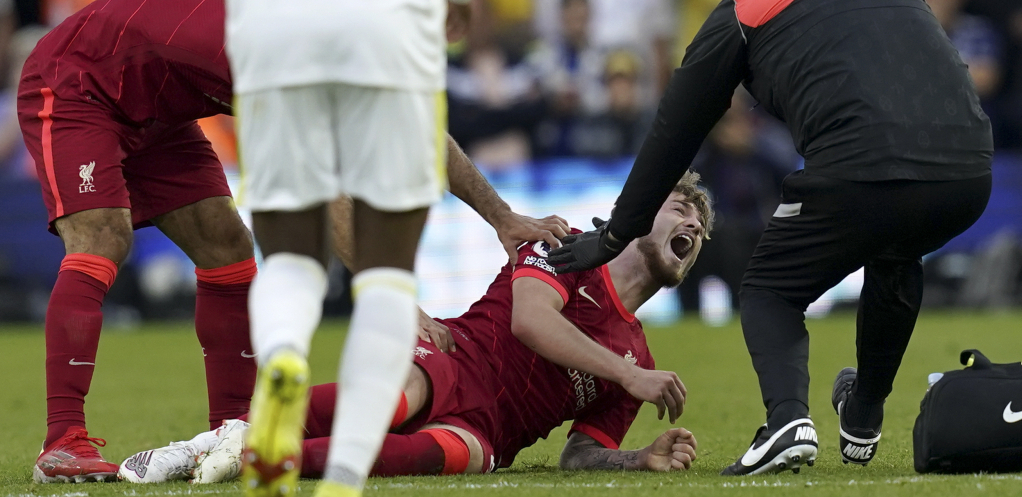 STRAVIČAN LOM NOGE Igrač Liverpula urlikao od bola, Salah brzo zvao lekare (UZNEMIRUJUĆI VIDEO)