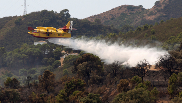VATRENA STIHIJA GUTA SVE PRED SOBOM Poginuo vatrogasac, ljudi beže (FOTO)
