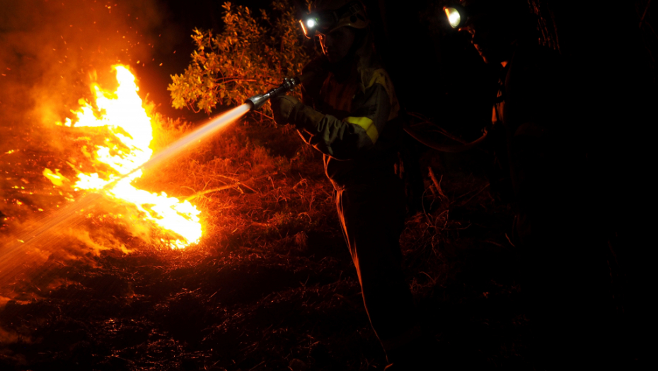 POŽAR KOD GRAČANICE Vatrogasci se bore sa vatrenom stihijom, nepristupačan teren otežava posao