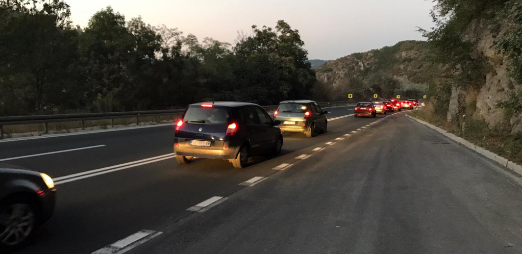 SAOBRAĆAJNI KOLAPS U ZAPADNOJ SRBIJI Formirane kilometarske kolone automobila, putuje se duplo duže (FOTO/VIDEO)