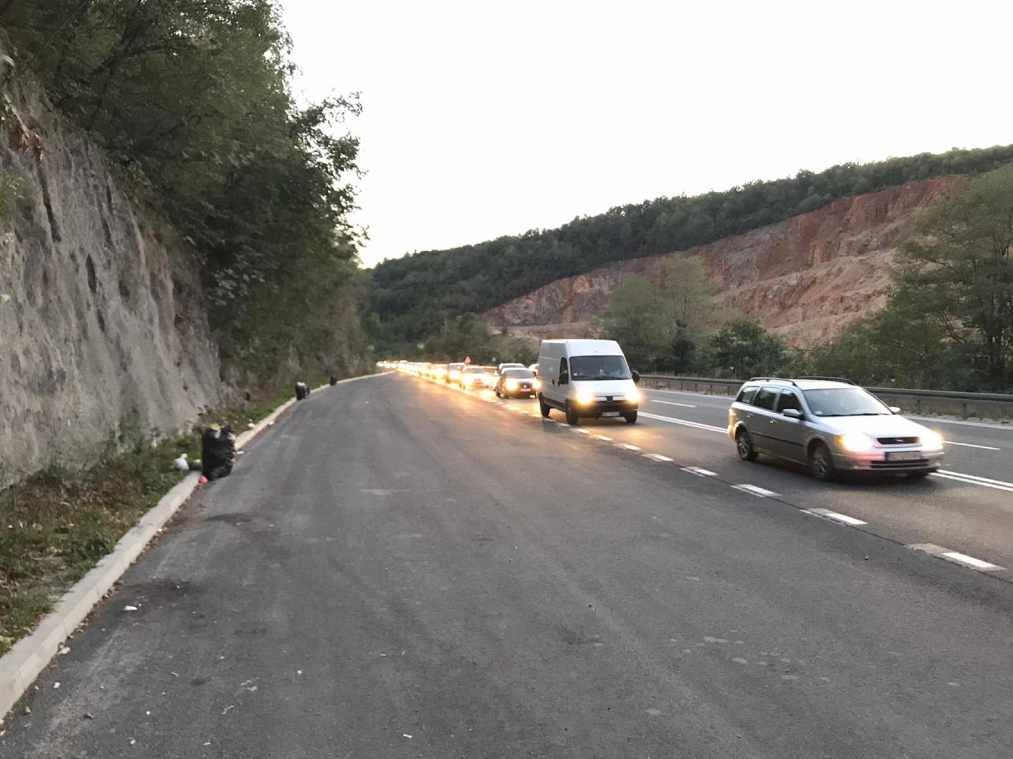 SAOBRAĆAJNI KOLAPS U ZAPADNOJ SRBIJI Formirane kilometarske kolone automobila, putuje se duplo duže (FOTO/VIDEO)