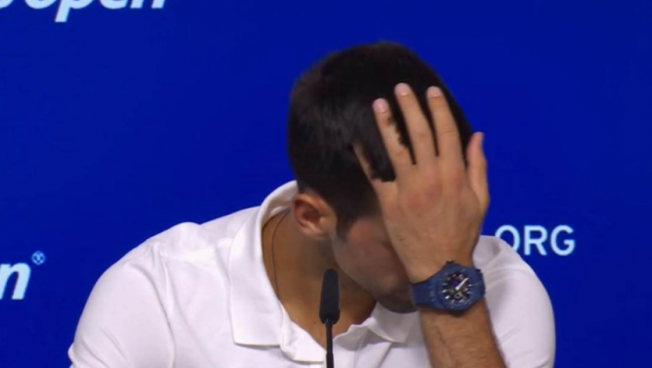 POMENUO PORODICU, TOTALNO SE SLOMIO! Novak morao da prekine konferenciju, suze su same tekle!
