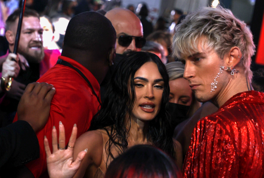 UDARIO FANA NASRED KONCERTA Dečko Megan Foks nastavlja sa skandalima