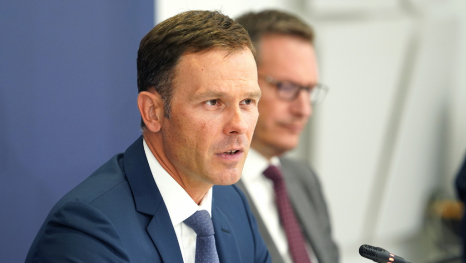 GRAĐANI SRBIJE OSTALI BEZ 700 MILIONA DOLARA Tadićev premijer Cvetković nas uvalio u dugove do guše, danas stigao račun za naplatu!