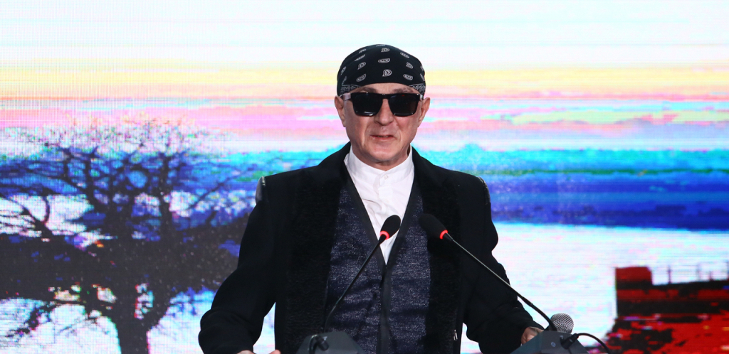 PORODICU KRIJE OD OČIJU JAVNOSTI! Oliver Mandić je 22 godine mlađu suprugu zaprosio na nesvakidašnji način, a ćerki su dali dva imena!