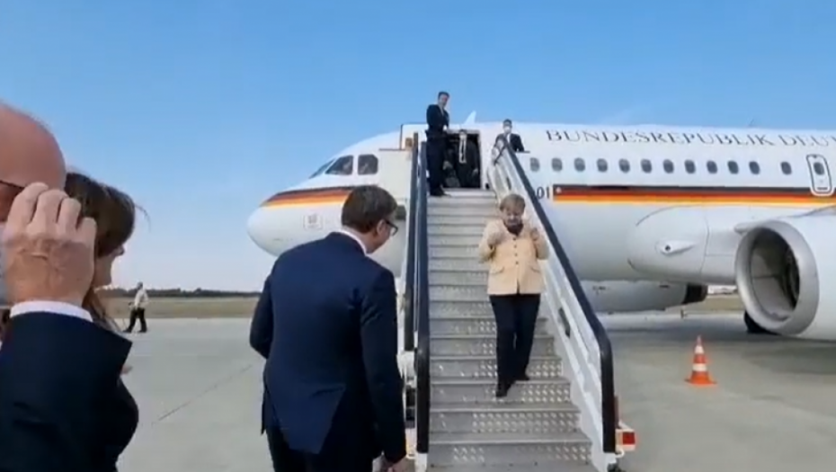 EVO ŠTA JE VUČIĆ URADIO KADA JE ANGELA MERKEL SLETELA Jedan detalj prilikom susreta izazvao pažnju cele nacije (VIDEO)