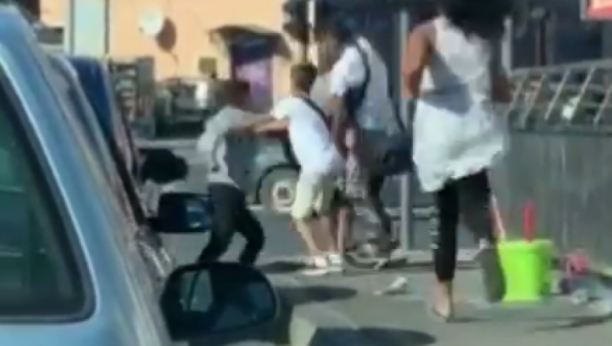 (UZNEMIRUJUĆI VIDEO) ŽESTOKA TUČA U KRAGUJEVCU Perači stakala se makljali, umešale se i žene!