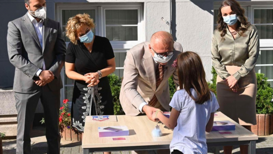 VESIĆ PODELIO TABLETE DECI IZ PRIHVATILIŠTA Poruka grada - za nas su sva deca jednaka i sa istim pravima