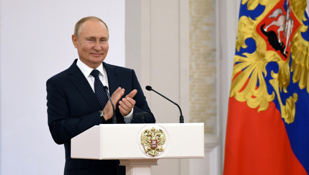 VLADIMIR PUTIN LIKUJE Jedinstvena Rusija i zvanično pobedila na izborima