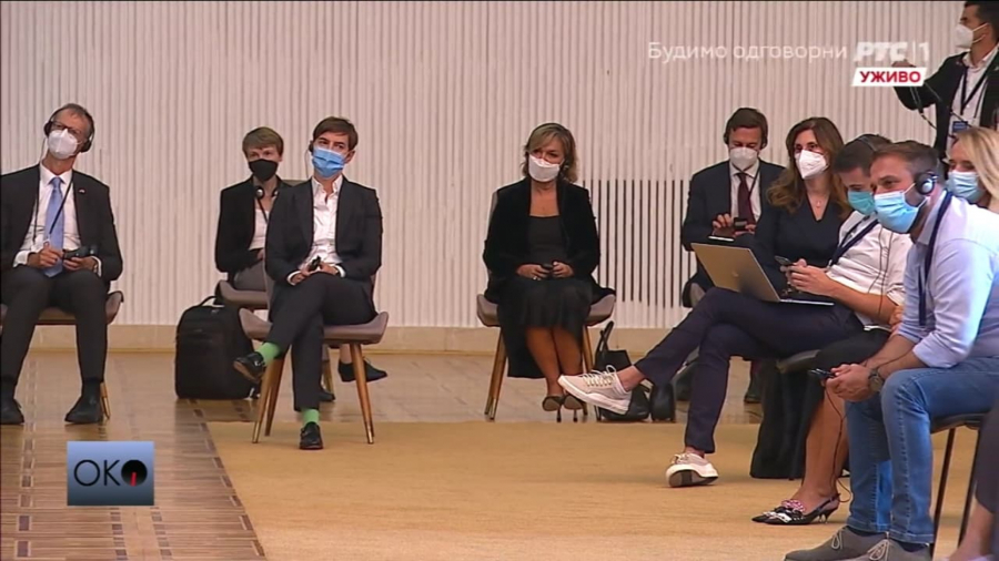 DOK SU VUČIĆ I MERKEL STAJALI ZA GOVORNICOM Kamere su usnimile Anu Brnabić! Uhvaćen neobičan kadar