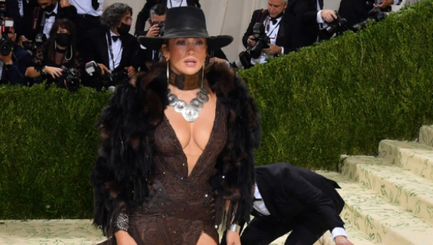 KAUBOJKA DŽENIFER LOPEZ ZVEZDA MET GALA U Njujorku sinoć održan modni spektakl! (FOTO)