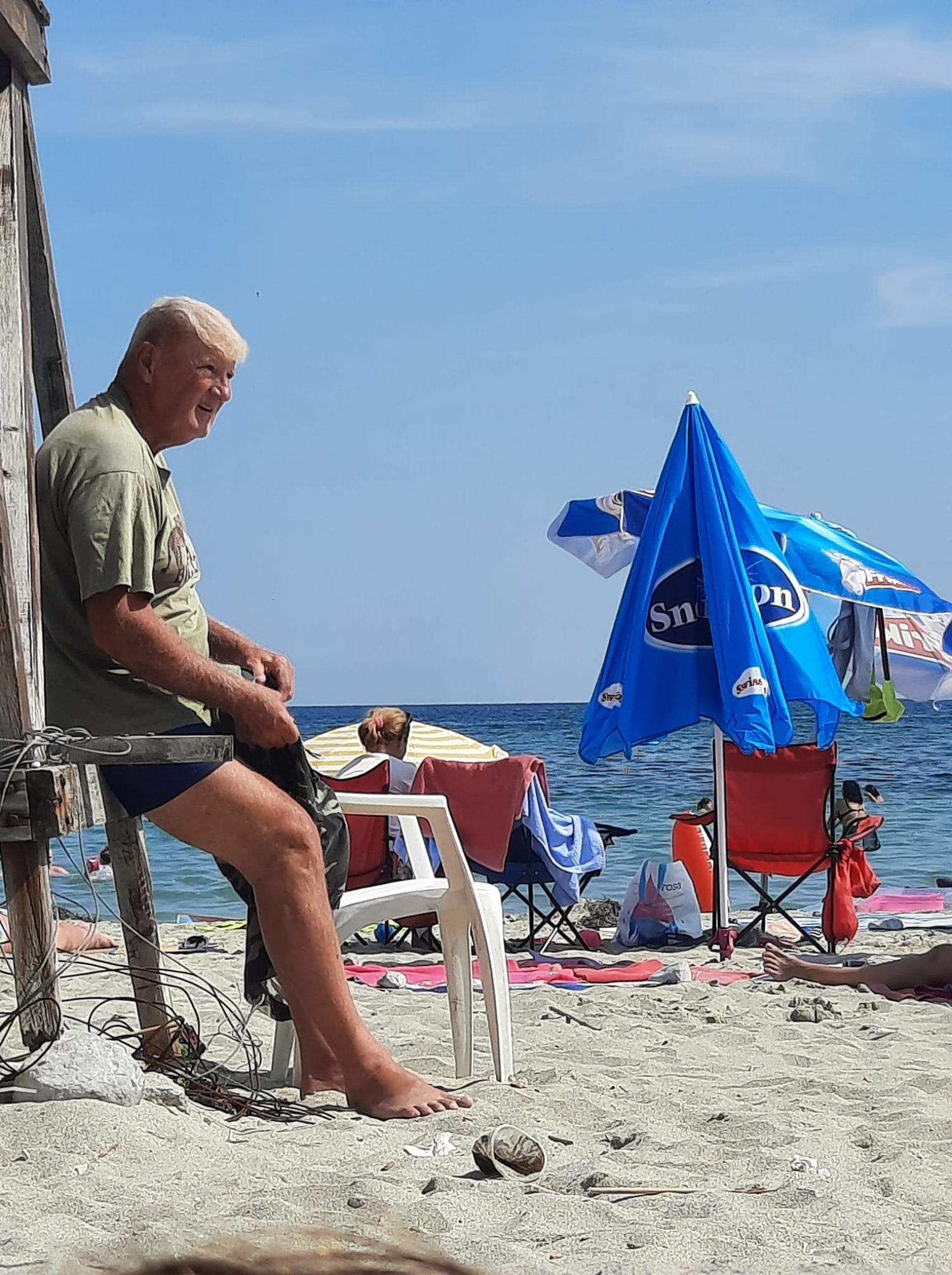 BIVŠI PREDSEDNIK SAD SE BRČKA U PARALIJI Da li je to Tramp uslikan na plaži ili njegov dvojnik? (FOTO)