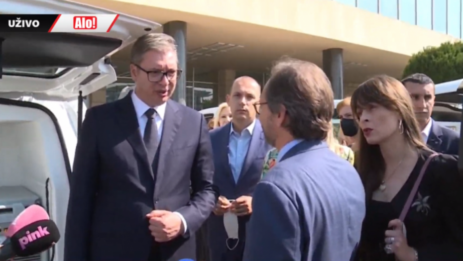 Predsednik Vučić na primopredaji specijalizovanih vozila za vakcine i medicinsko osoblje
