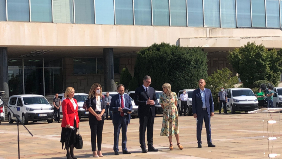Predsednik Vučić na primopredaji specijalizovanih vozila za vakcine i medicinsko osoblje