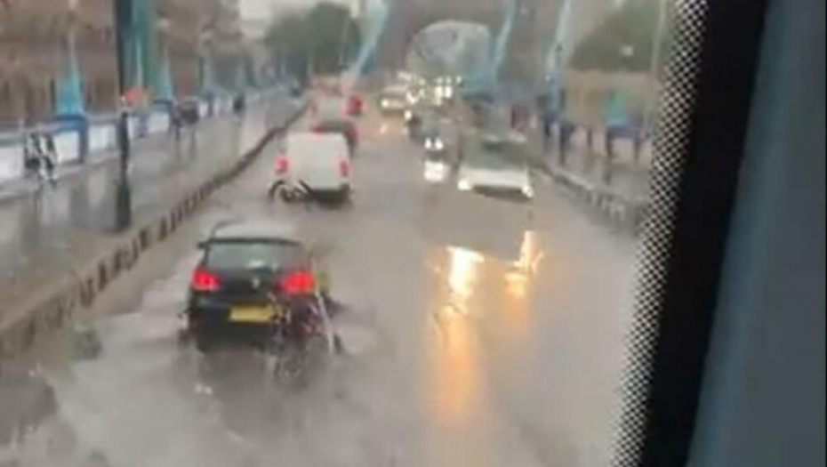 VEĆI DEO ENGLESKE U KOLAPSU Poplavljen čuveni most, saobraćaj u potpunoj blokadi(VIDEO)