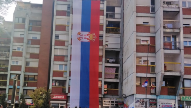 NAJVEĆA TROBOJKA U KOSOVSKOJ MITROVICI Knez Lazar ponosno motri na srpsku zastavu