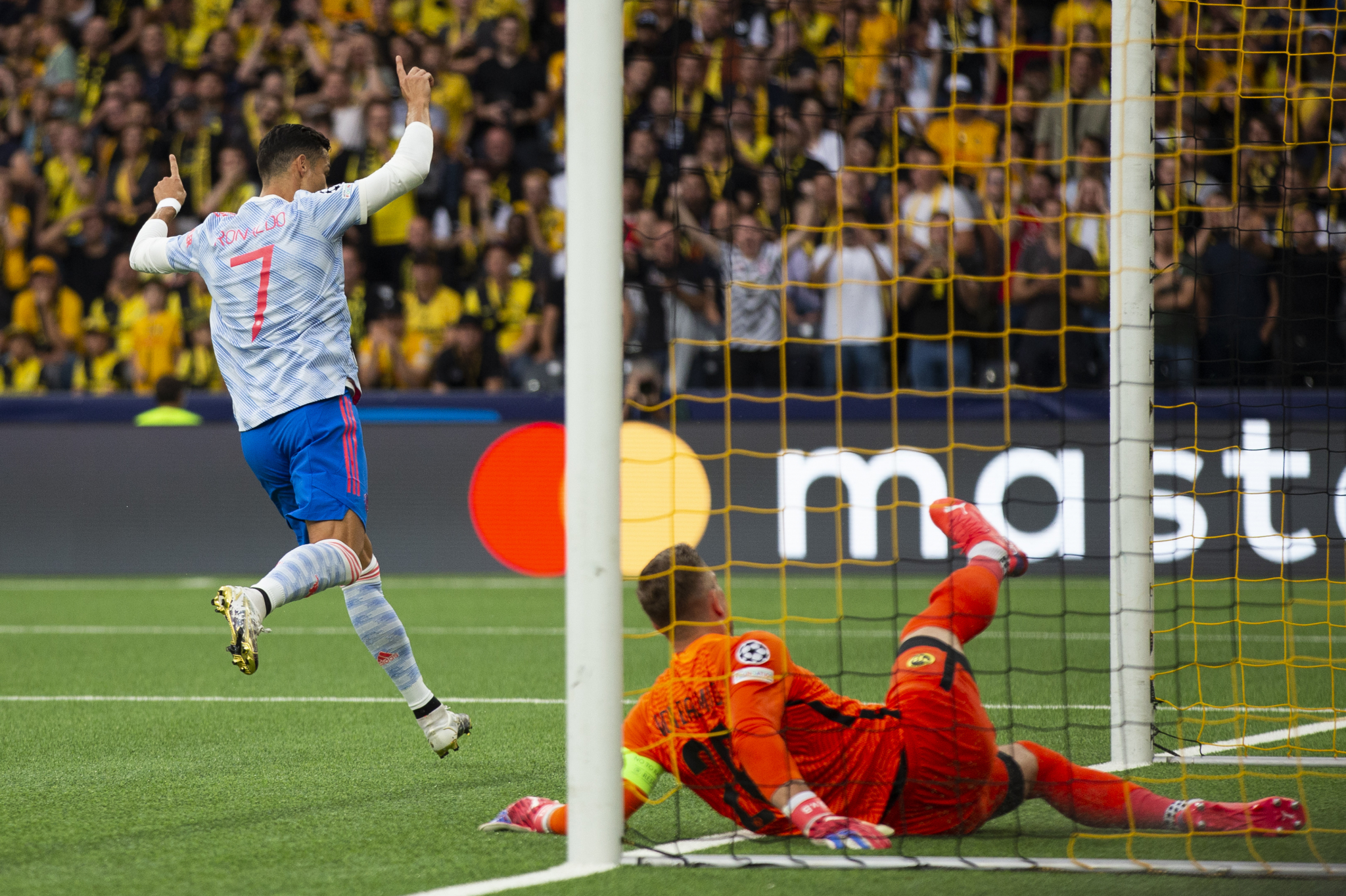 ISTORIJSKO VEČE U LIGI ŠAMPIONA! Junajted je poražen, ali će Ronaldo pamtiti Jang Bojs do kraja života!