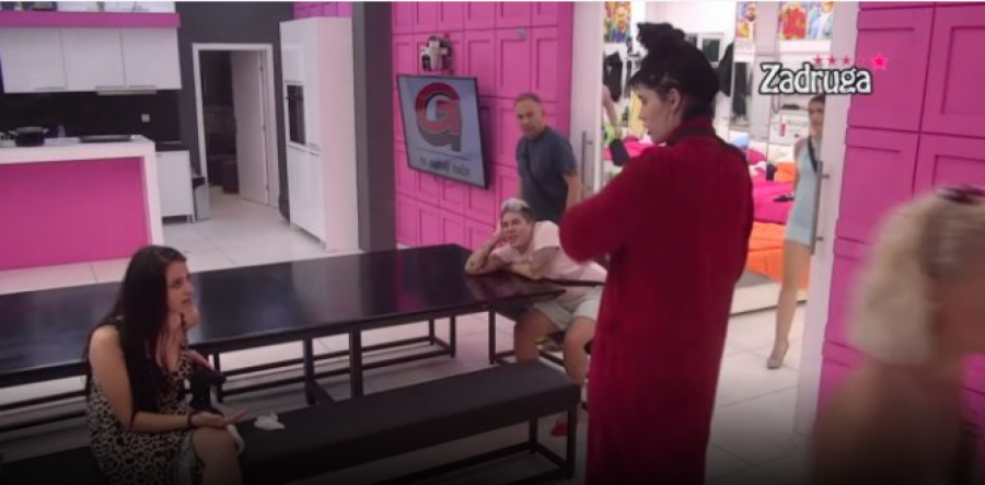 ZADRUGARKE SE POTUKLE ISPOD TUŠA Deniz Dejm raspalila Anu, ruke joj pune modrica!