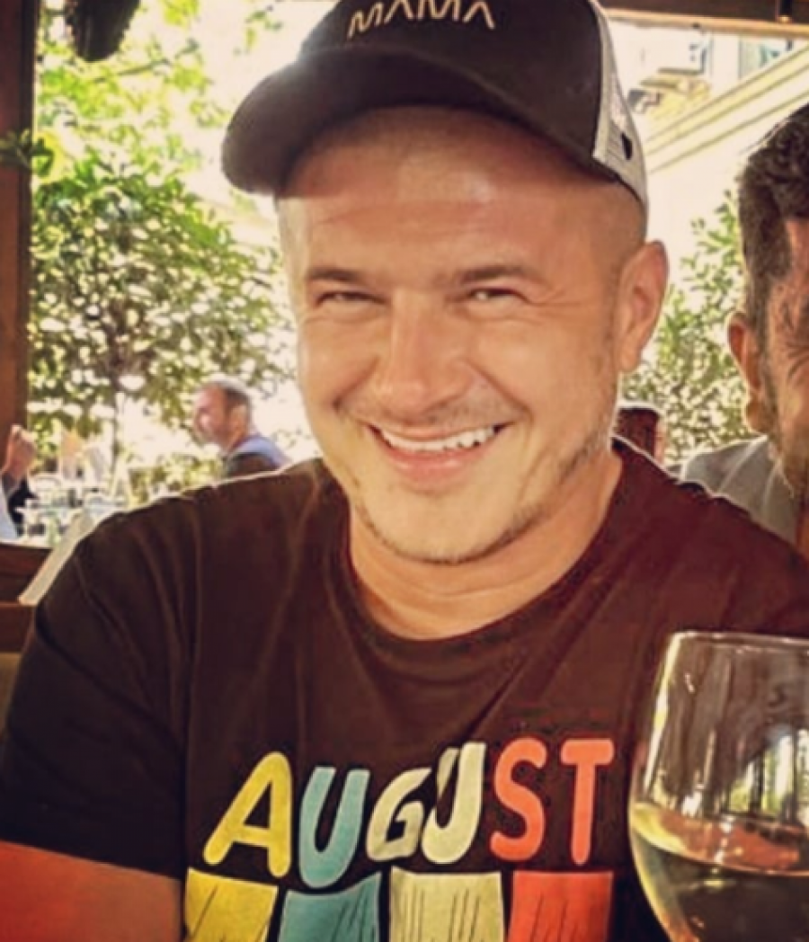 SALE TROPIKO SE RAZBIO NA BINI  Zbog plesnih pokreta zadobio povrede na nastupu