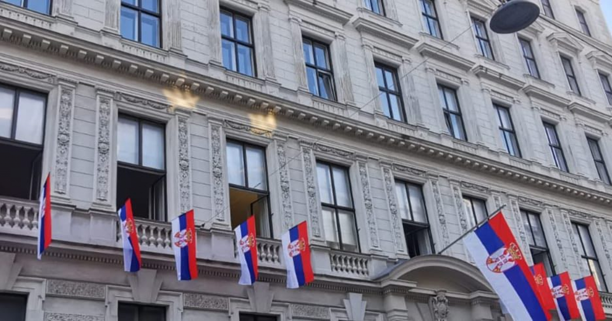 SRBIJA JE VASKRSLA! Srpske zastave se vijore na zgradi ambasade u Austriji (FOTO)