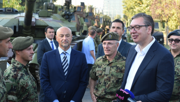 "NJEMU BI OVO BILO ZANIMLJIVO..."  Dok je obilazio naoružanje vojske Srbije, predsednik Vučić je zastao, pa spomenuo sina Vukana