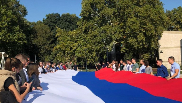STUDENTI PROSLAVLJAJU DAN SRPSKOG JEDINSTVA Ponos Srbije: Zastava od 25 metara u čast praznika! (FOTO/VIDEO)