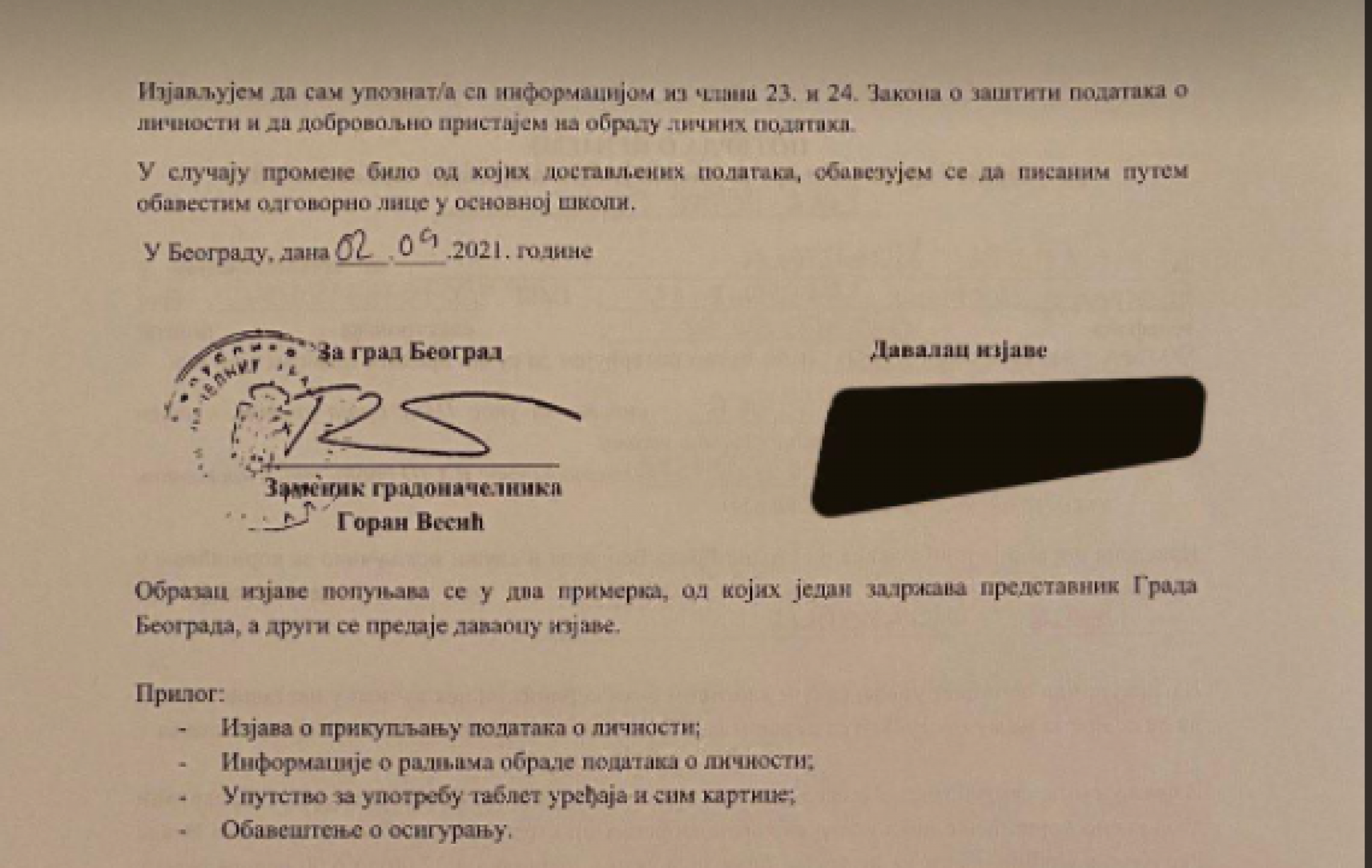 VESIĆ PODELIO TABLETE OSNOVCIMA U OPŠTINI GROCKA Đaci i nastavnici biće u potpunosti spremni za digitalnu nastavu (FOTO)