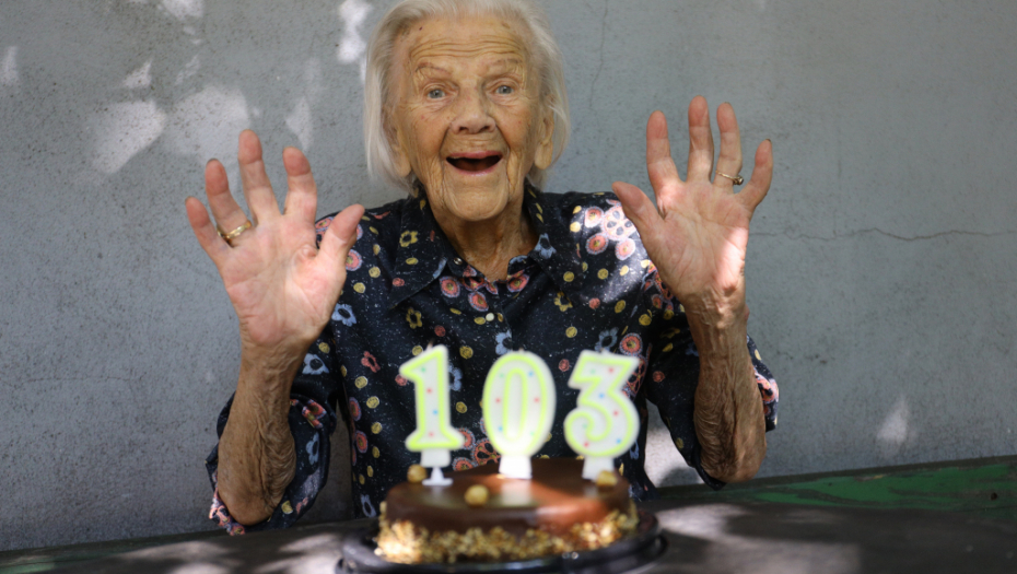 NAJSTARIJA SRPSKA GLUMICA:  Branka napunila 103 godine, pa za Alo! poručila: Čitam i pišem pesme bez naočara
