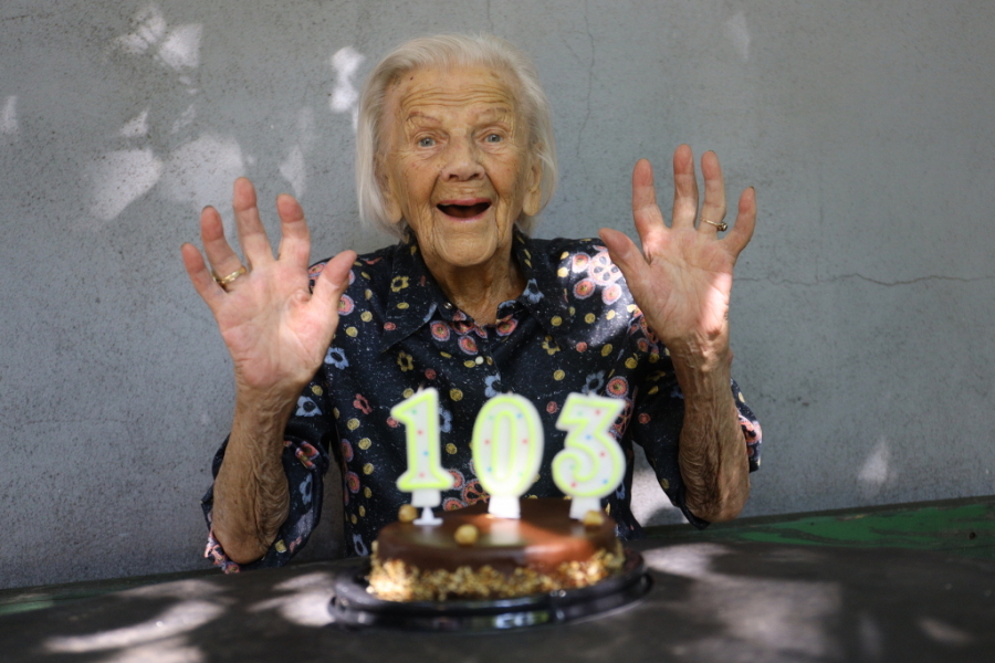 NAJSTARIJA SRPSKA GLUMICA:  Branka napunila 103 godine, pa za Alo! poručila: Čitam i pišem pesme bez naočara