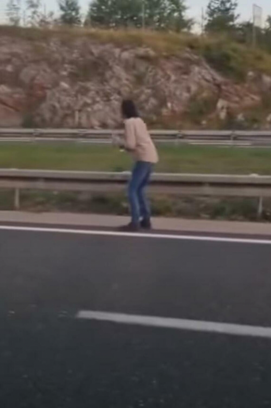MOGAO JE DA POGINE Pevač se saplitao po auto-putu, automobili ga jedva zaobišli! (VIDEO)
