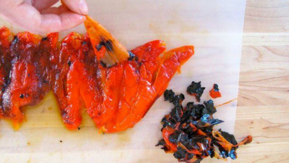 KOŽA NESTAJE JEDNIM POTEZOM Trik da nezamislivo lako oljuštite pečene paprike