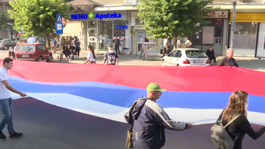VELIČANSTVENA SCENA NA DAN SRPSKOG JEDINSTVA U Jagodini razvijena zastava od 103 metra