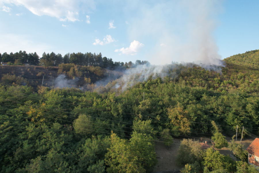 ŠUMSKI POŽAR U SELU PORED ČAČKA Vatrogasci se bore sa vatrenom stihijom (VIDEO)