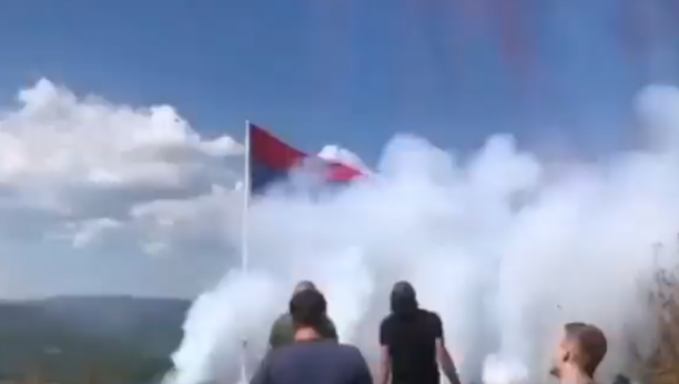 NEBO U ZVEČANU U BOJAMA SRPSKE TROBOJKE I na Kosovu i Metohiji se obeležava Dan srpskog jedinstva, slobode i zastave (VIDEO)