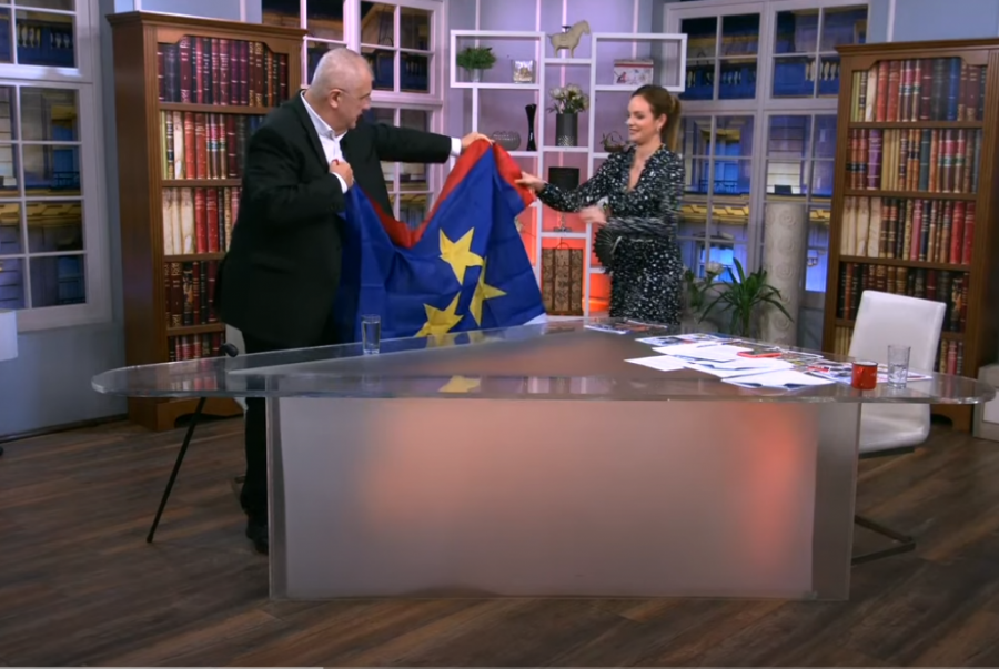 ŠOKANTNO Čanak u studio doneo zastavu Vojvodine na Dan srpskog jedinstva! Gledaoci pobesneli kad su ovo videli