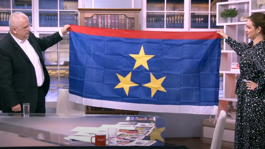ŠOKANTNO Čanak u studio doneo zastavu Vojvodine na Dan srpskog jedinstva! Gledaoci pobesneli kad su ovo videli