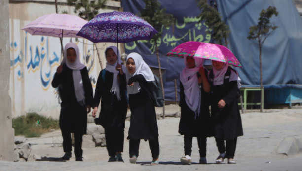 ŽELE NAZAD U KLUPE Devojčice u Avganistanu protestuju za povratak u školu
