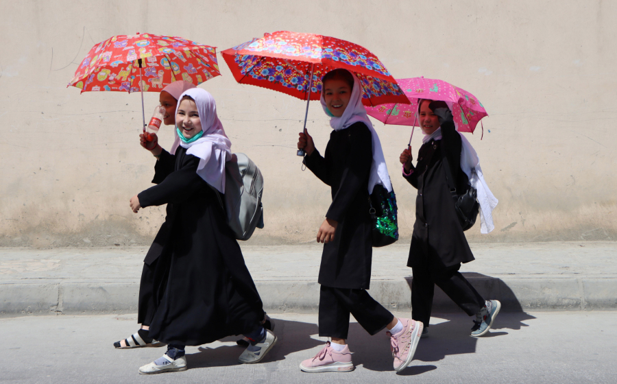 DRUGA DIMENZIJA Đaci krenuli u škole, talibani ih obilaze: Sablasni PLAVI kamen ispred obrazovne ustanove tužan podsetnik
