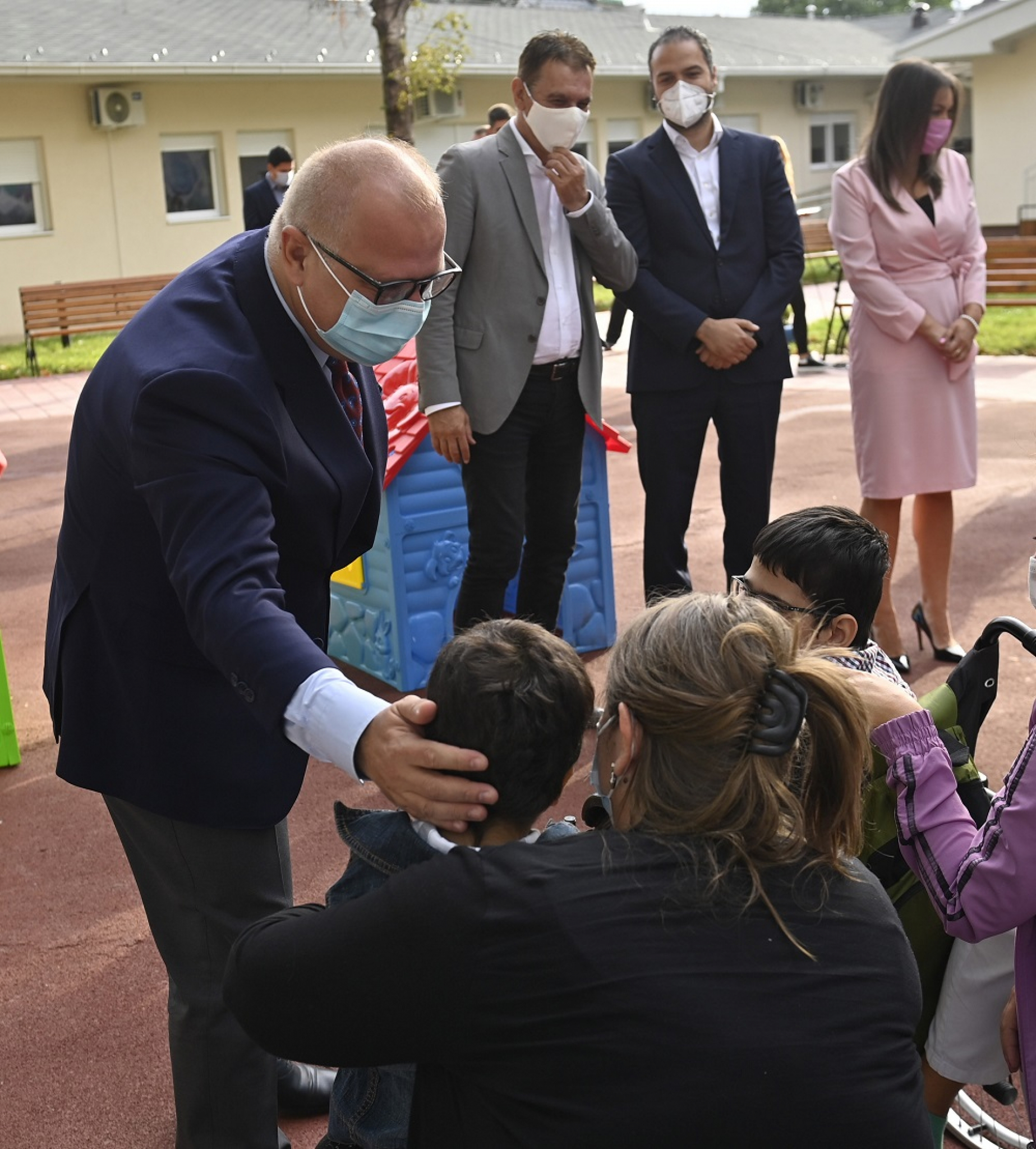 ŠTIĆENICI U ZVEČANSKOJ DOBILI TABLETE Vesić istakao: Sva deca trebaju da imaju jednake uslove obrazovanja!