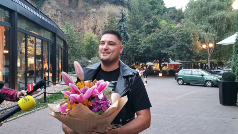 POČEO SAM DA GA GURAM, OTEO MI JE MIKROFON Ljuba Perućica se pokačio s klavijaturistom na nastupu, nastao haos!