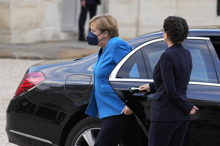 POSLEDNJA VEČERA U JELISEJU Merkel i Makron 
