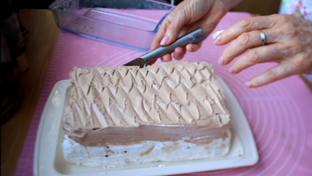 BRZA TORTA: Sjajna kremasta poslastica, gotova za 10 minuta, a ukus fenomenalan (VIDEO)