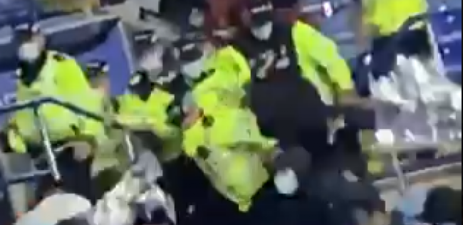 TOTALNO LUDILO! Opšti haos u Engleskoj, navijači nisu birali sredstva za obračun (VIDEO)