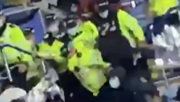 TOTALNO LUDILO! Opšti haos u Engleskoj, navijači nisu birali sredstva za obračun (VIDEO)