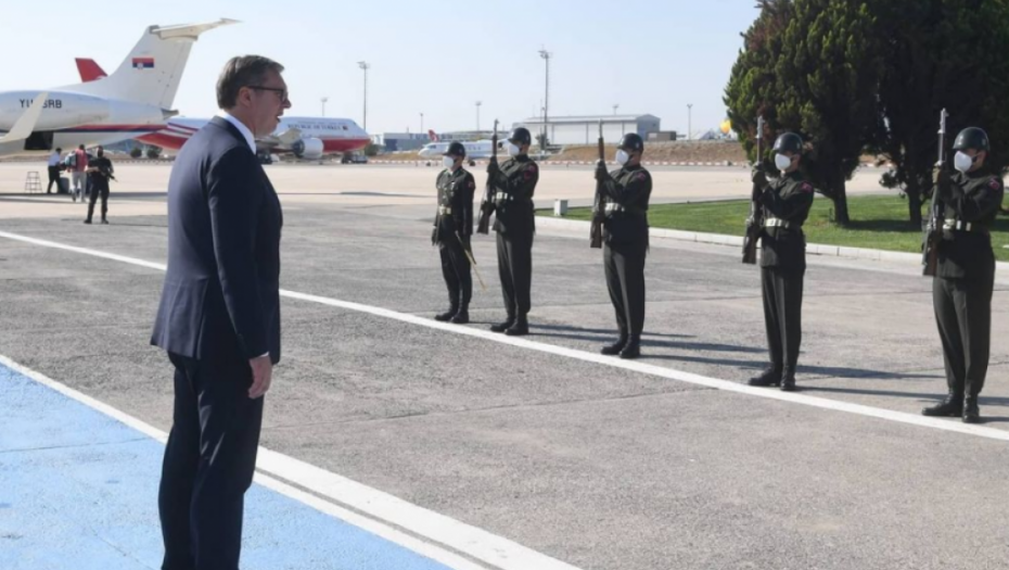 POČASNA GARDA DOČEKALA PREDSEDNIKA SRBIJE Vučić stigao u Istanbul (FOTO)