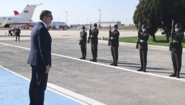 POČASNA GARDA DOČEKALA PREDSEDNIKA SRBIJE Vučić stigao u Istanbul (FOTO)