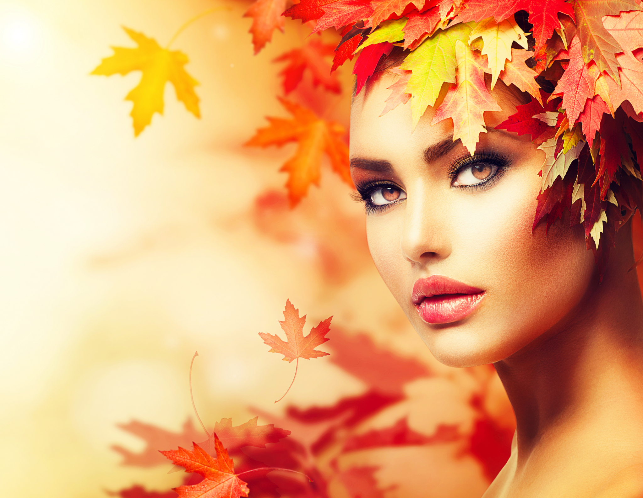 NAJNOVIJI TRENDOVI U ŠMINKANJU: Ove jeseni biće aktuelni ajlajner, rumenilo i raznobojne senke na očima!