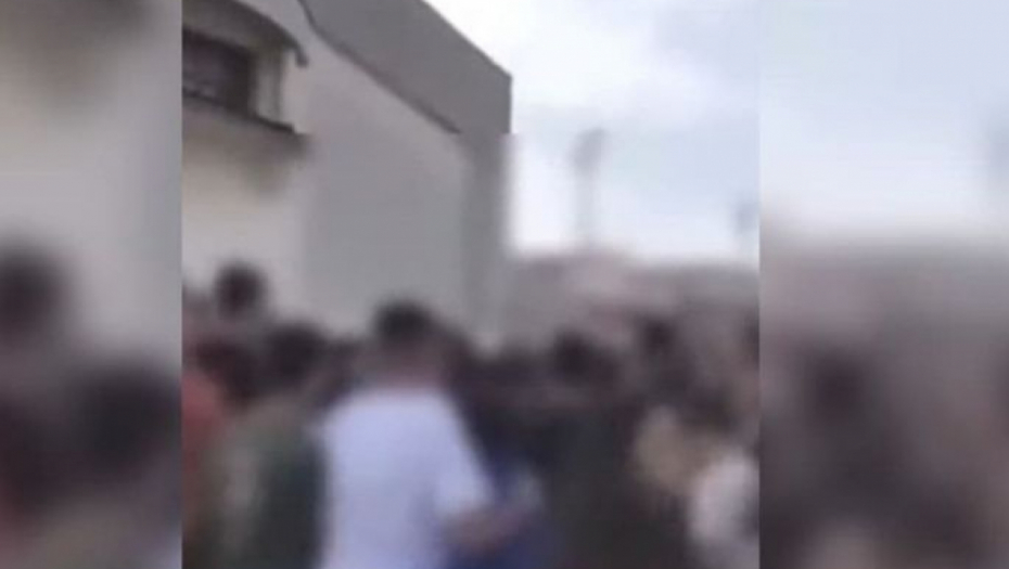 "HRISTE BOŽE" U PODGORICI Ispred osnovne škole, uz podignuta tri prsta, deca zapevala srpsku pesmu o Kosovu (VIDEO)