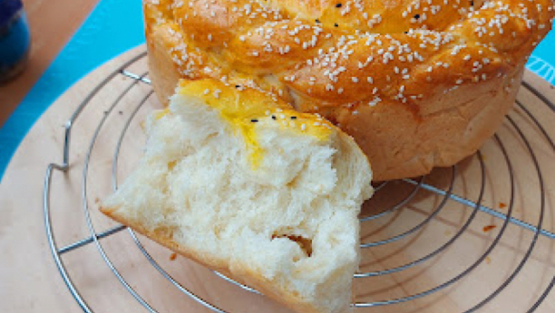 PO RECEPTU IZ BAKINOG KUVARA: Lagana penasta pogača sa kačkavaljem i sirom (VIDEO)