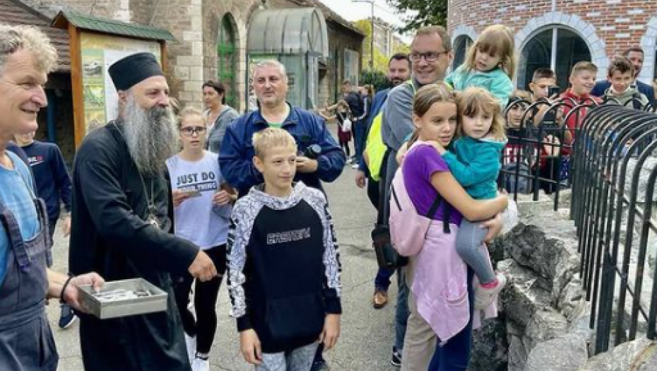 PATRIJARH PORFIRIJE SA DECOM IZ GLINE Učinićemo sve da se obnova kuća ubrza
